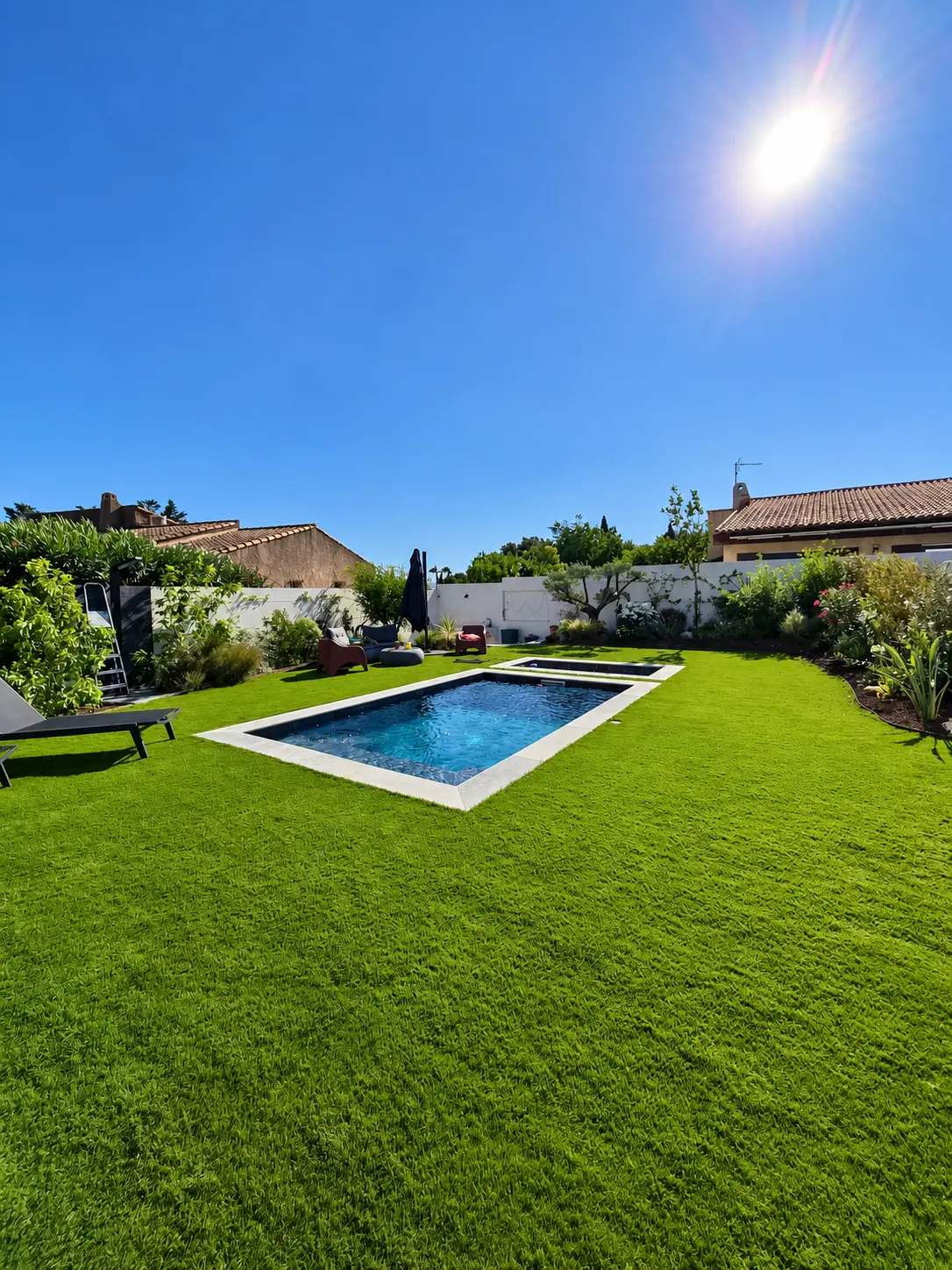 Gazon et piscine dans un jardin méditerranéen