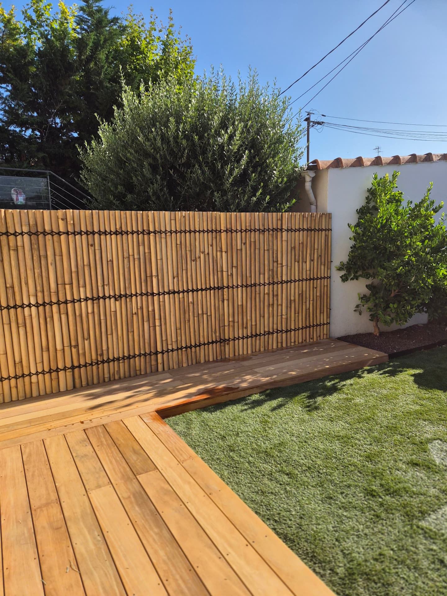 Terrasse en angle et occultation bambou