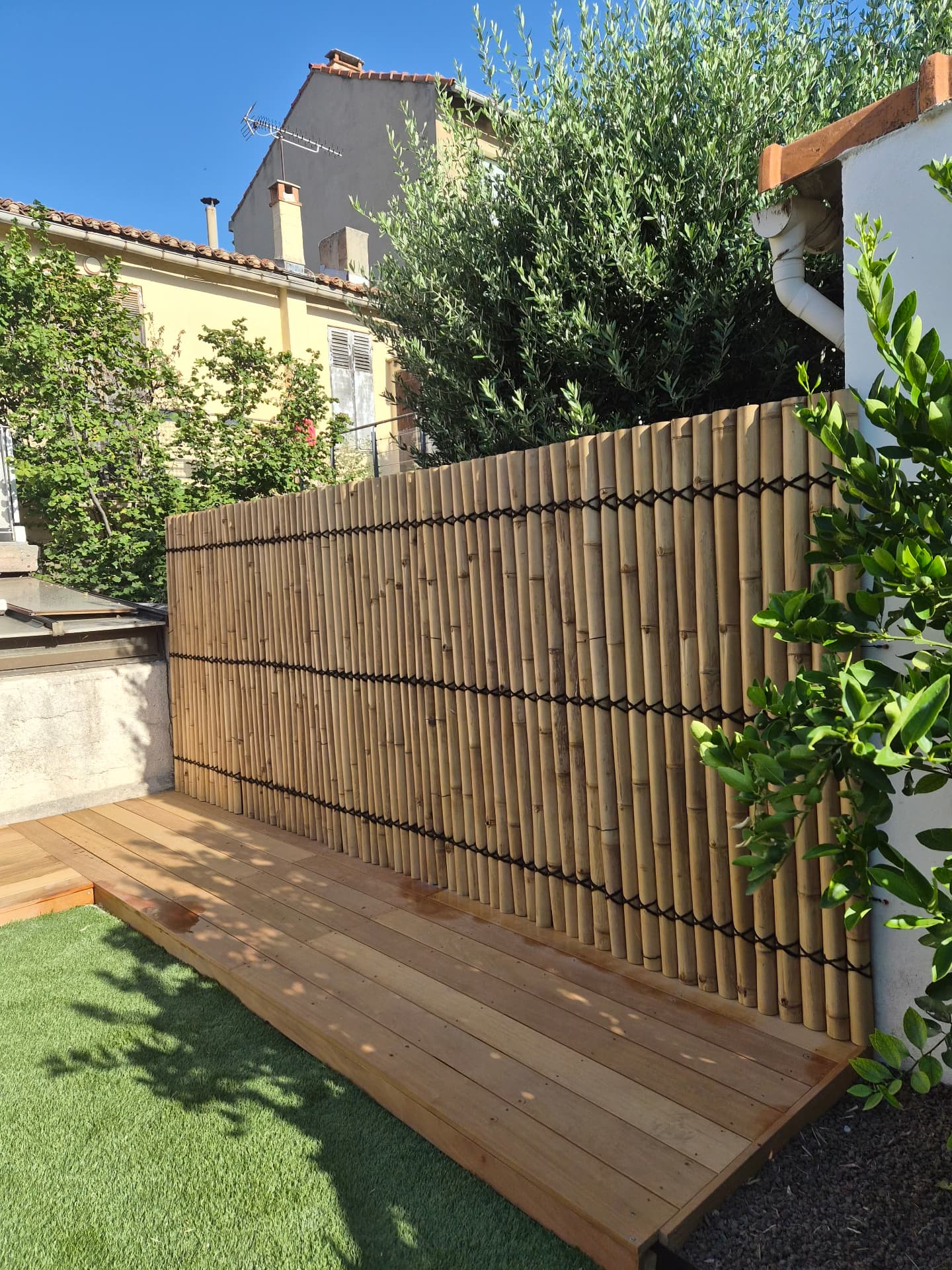 Terrasse bois et brise-vue en bambou